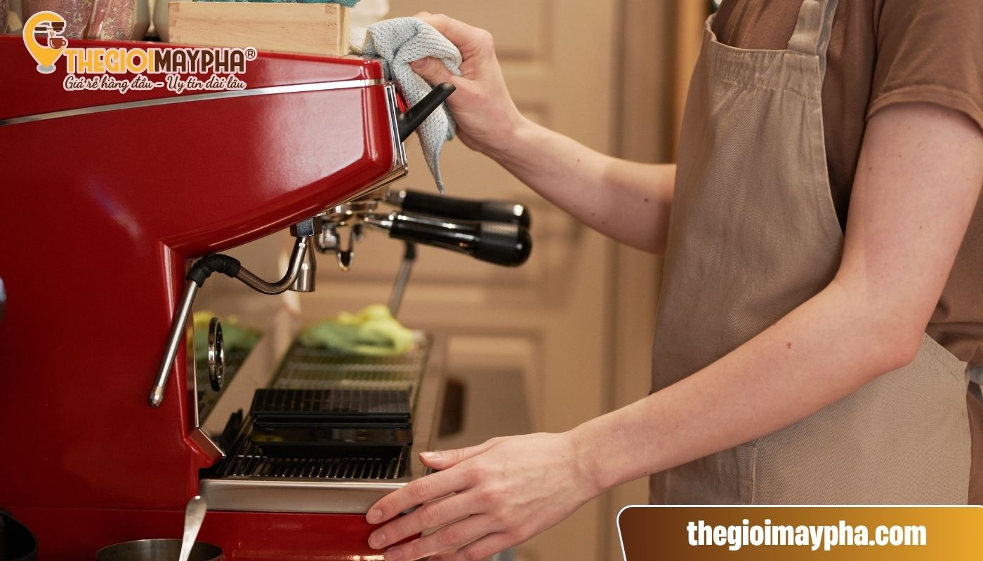 Máy pha coffee cần được vệ sinh thường xuyên để duy trì độ bền và chất lượng cà phê sau khi pha