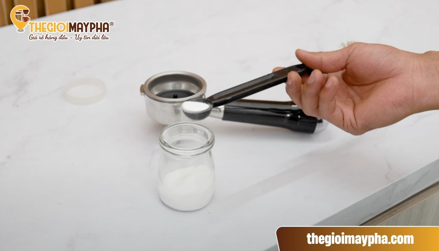 Bước 1 của Cách vệ sinh máy pha cà phê định kỳ cho bộ phận đầu group