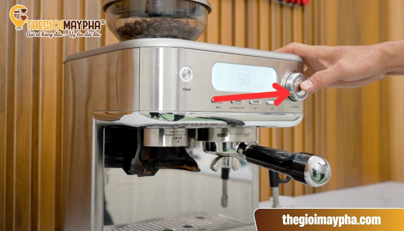 Gắn cần pha vào họng máy, nhấn nút cho nước chảy