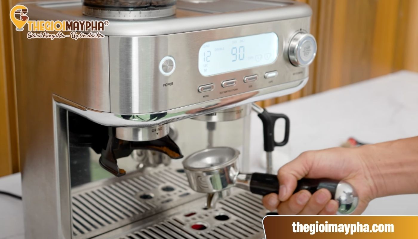 Bước 3 của cách vệ sinh máy pha cafe định kỳ bộ phận đầu group