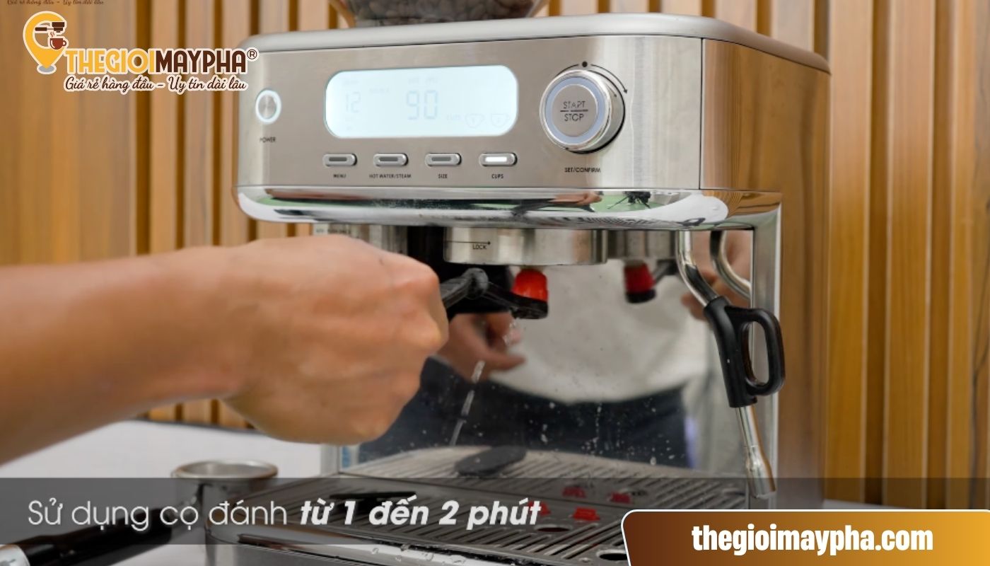 Dùng cọ vệ sinh L để vệ sinh phần họng máy sau khi đã vệ sinh cần pha