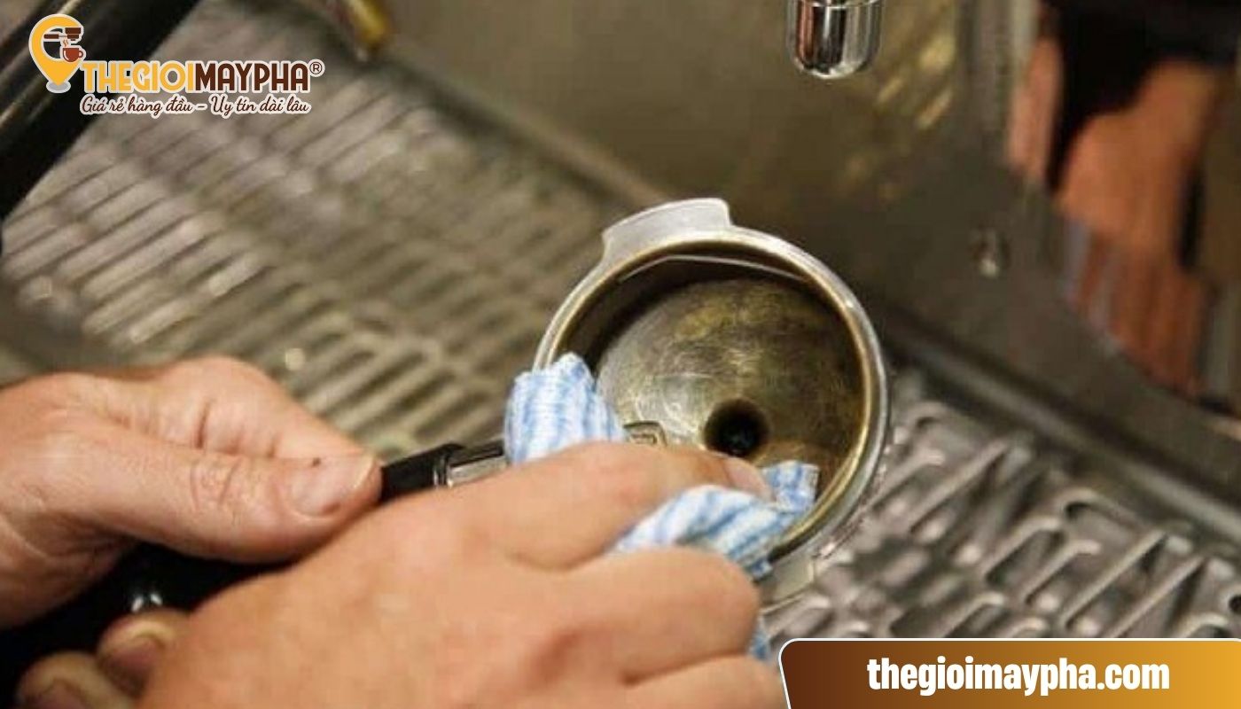 Cách vệ sinh máy pha coffee cho bộ phận tay cầm và lưới lọc