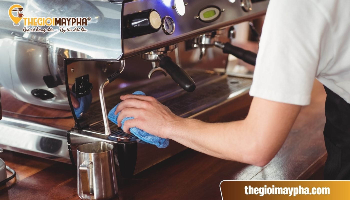 Hướng dẫn cách vệ sinh máy pha cà phê cho phần thân máy