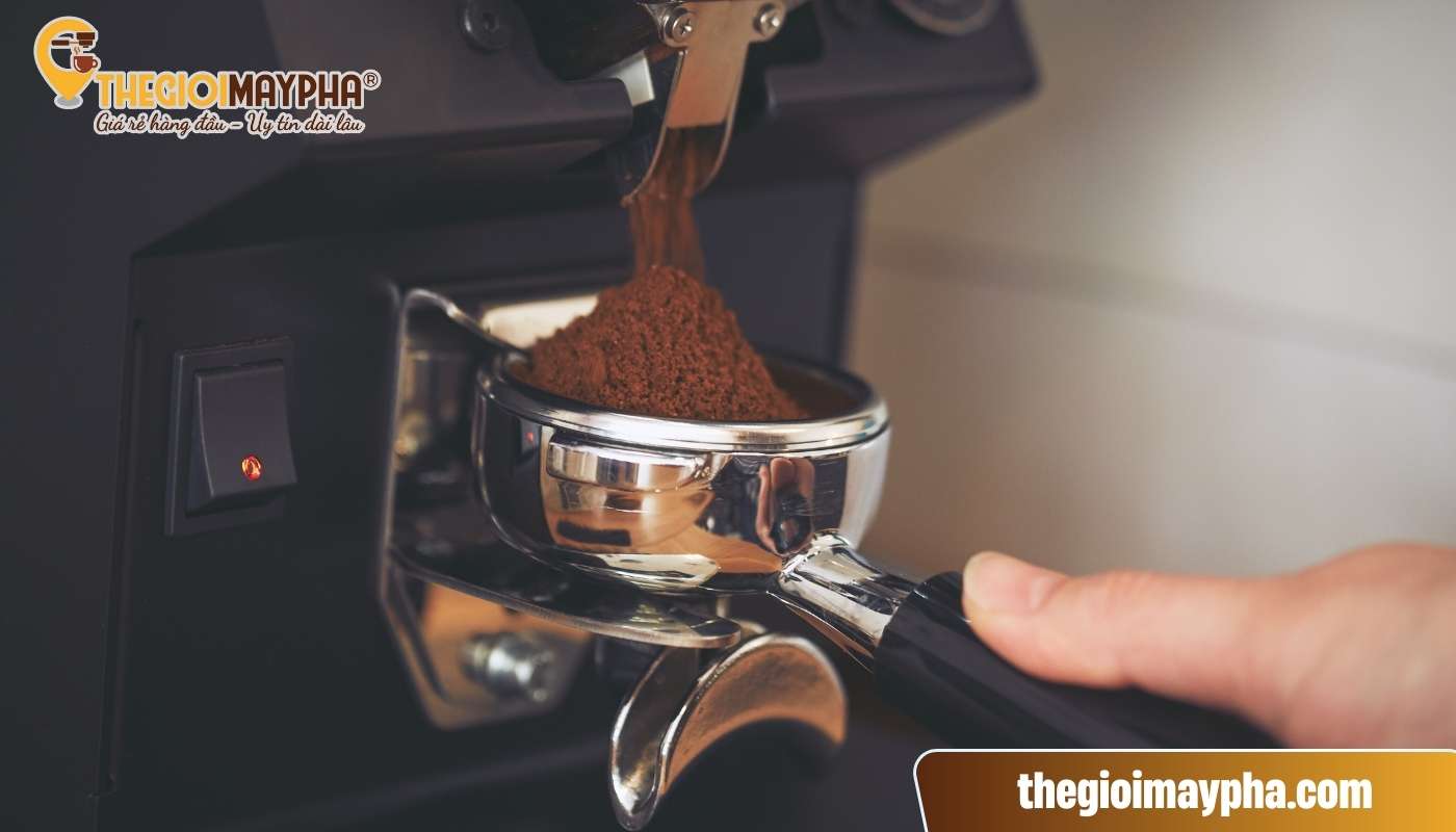Điều chỉnh cấp độ xay cà phê phù hợp để giảm thiểu tình trạng bã cafe ướt