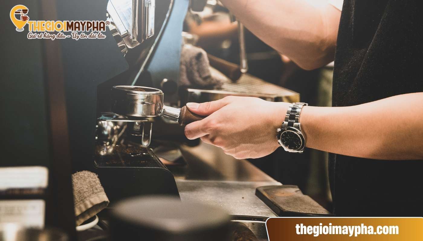 Thao tác sai khi pha chế - nguyên nhân phổ biến khiến bánh cà phê bị ướt