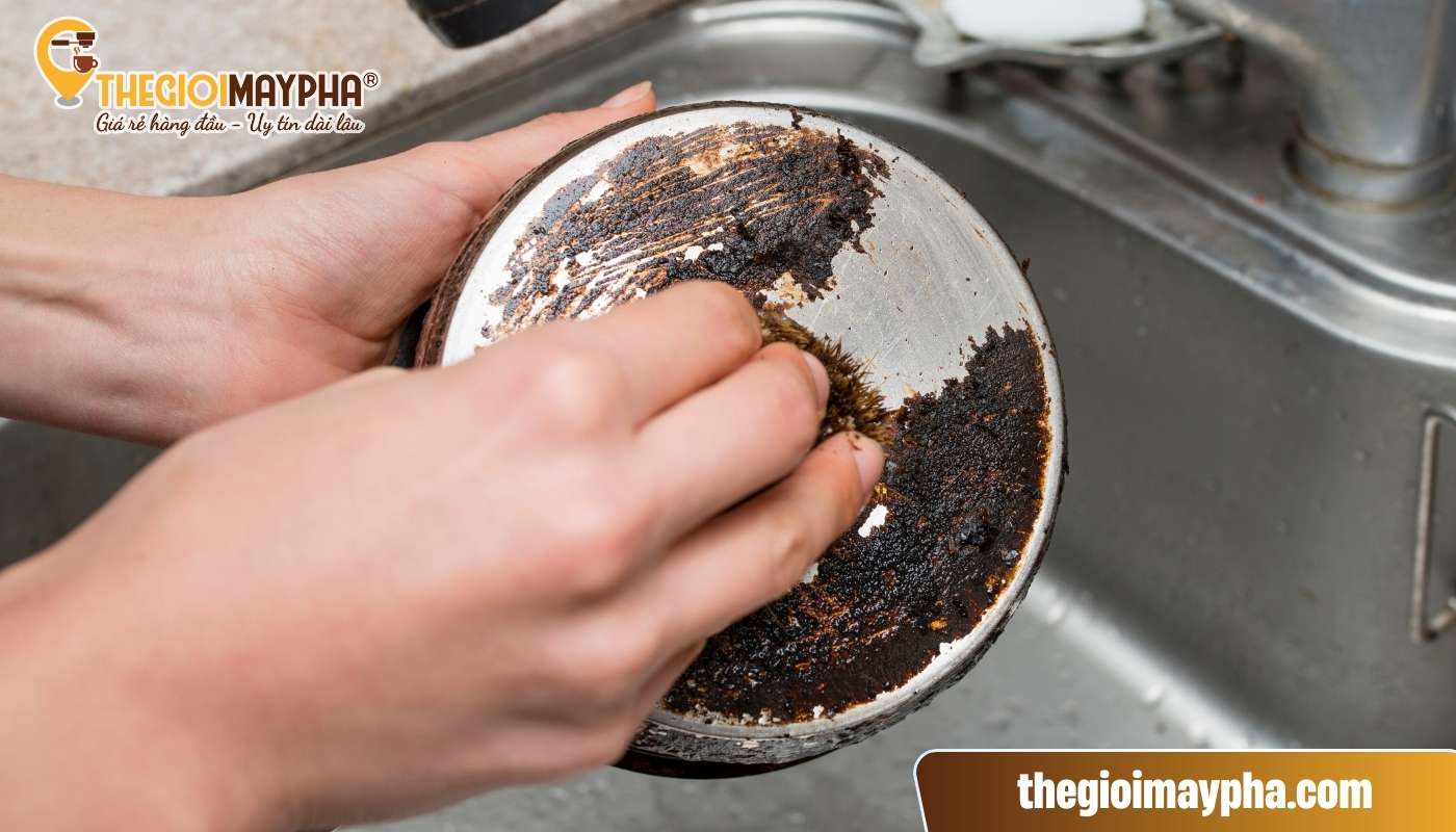 Không vệ sinh máy pha khiến cà phê máy bị khét