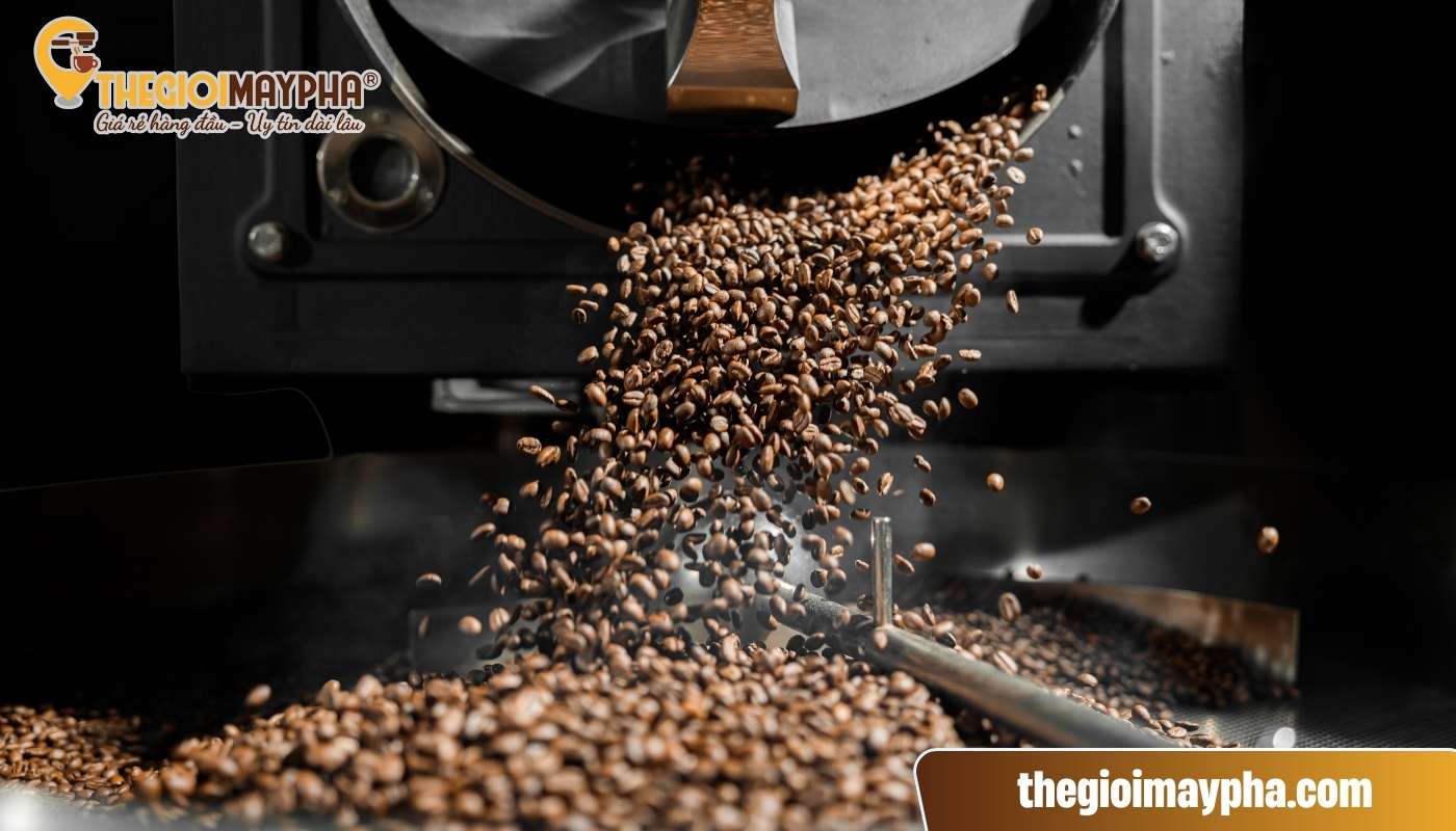 Rang hạt cà phê quá đậm hoặc rang không đều khiến cafe bị khét