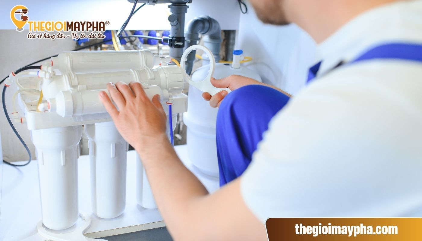 Bộ lọc, ống dẫn nước bị nghẹt khiến máy pha không ra nước