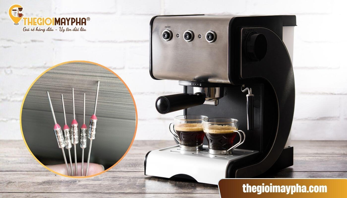 Máy pha cafe không lên nguồn do cầu chì cháy hoặc bộ ngắt mạch điện bị kích hoạt