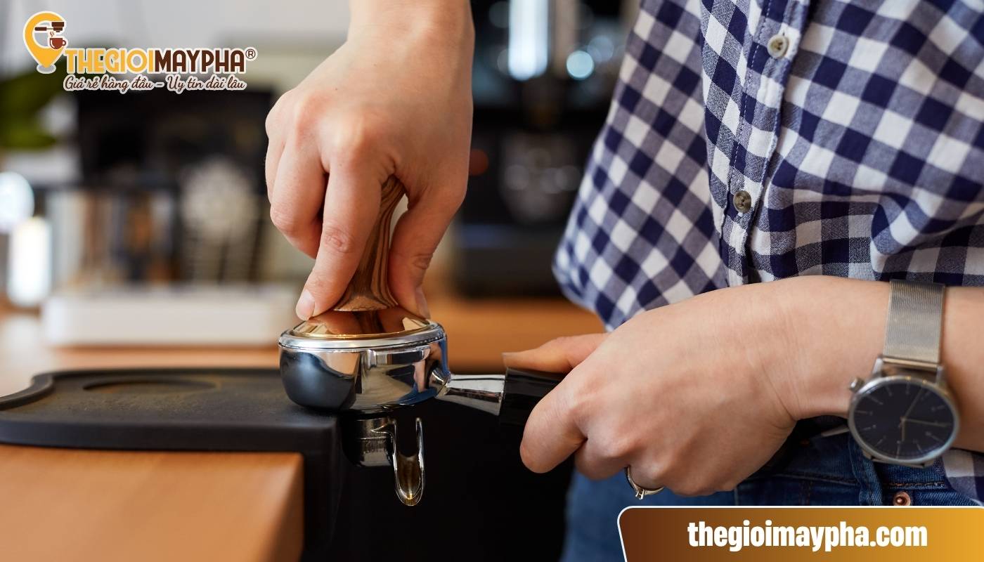 Lực nén yếu khi pha khiến lỗi cafe chảy quá nhanh