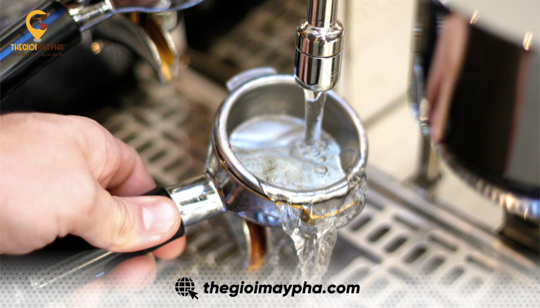 Máy pha cà phê có cần bảo dưỡng định kỳ? Lịch bảo dưỡng giúp máy bền hơn 1 vệ sinh máy pha cà phê
