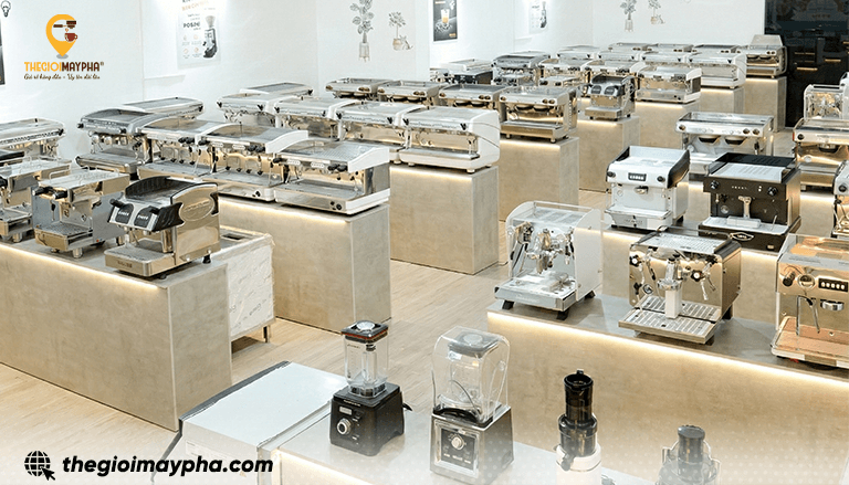 Mua máy pha cà phê online vs tại showroom: cái nào lợi hơn