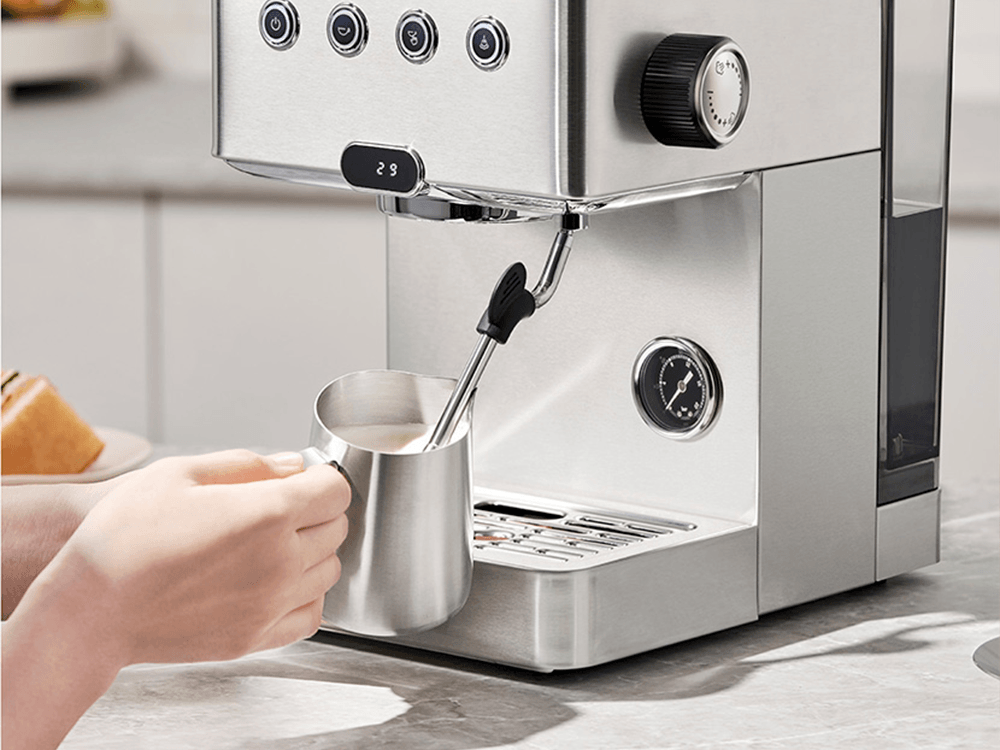 Hình ảnh ứng dụng thực tế Tạo bọt sữa chạy Pin KLT( có giá đỡ) tại quầy pha chế